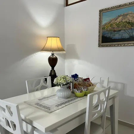 Sea-view Apartament,kompleksi Fishta 公寓 *